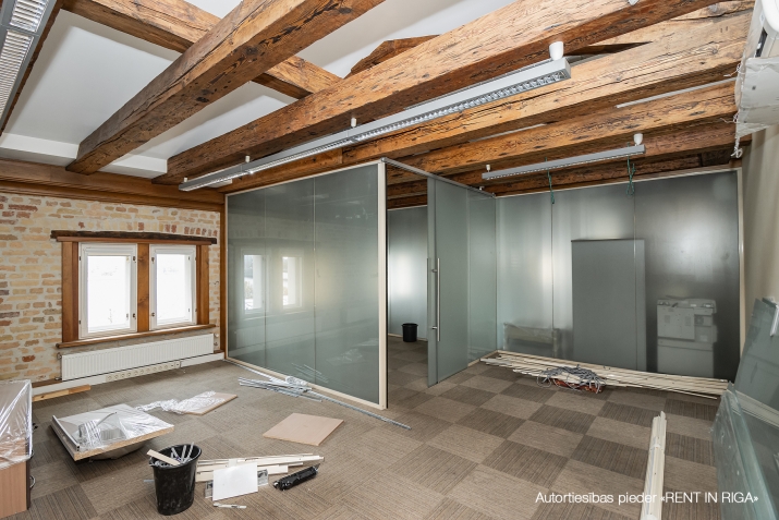 Объявление. Kapitāli renovēta pirmskara ēka pie Doma baznīcas.  Ērta piebraukšana no 11.novembra krastmalas. Цена: 5236 EUR/мес. Foto #5