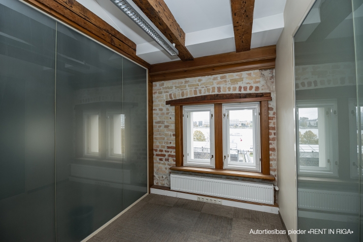 Объявление. Kapitāli renovēta pirmskara ēka pie Doma baznīcas.  Ērta piebraukšana no 11.novembra krastmalas. Цена: 5236 EUR/мес. Foto #7