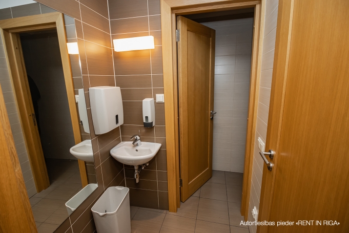 Объявление. Kapitāli renovēta pirmskara ēka pie Doma baznīcas.  Ērta piebraukšana no 11.novembra krastmalas. Цена: 5236 EUR/мес. Foto #9