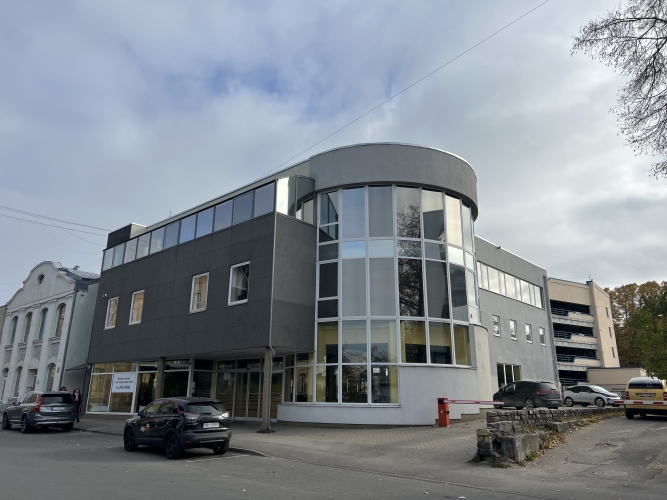 Объявление. Продаётся трехэтажное офисное здание в центре.  - Площадь здания - 1654 м2. - Возможность Цена: 2.2e+06 EUR Foto #1