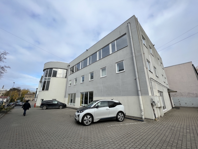 Объявление. Продаётся трехэтажное офисное здание в центре.  - Площадь здания - 1654 м2. - Возможность Цена: 2.2e+06 EUR Foto #2