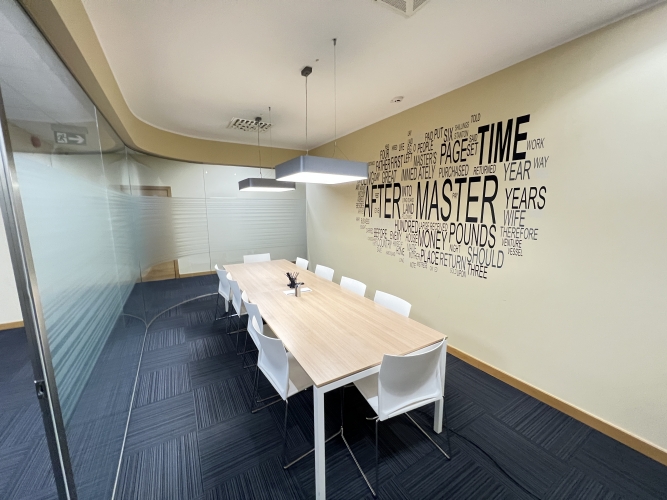 Объявление. Продаётся трехэтажное офисное здание в центре.  - Площадь здания - 1654 м2. - Возможность Цена: 2.2e+06 EUR Foto #4