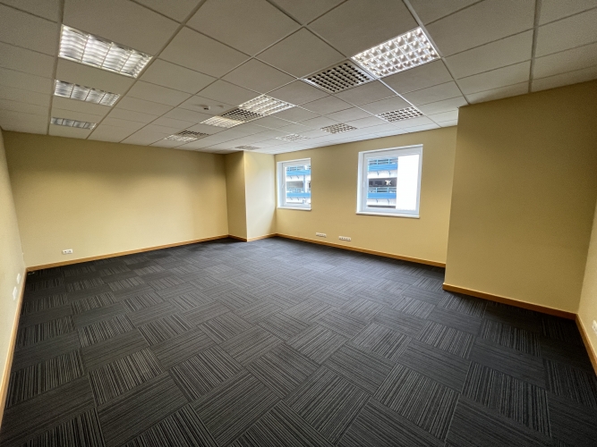 Объявление. Продаётся трехэтажное офисное здание в центре.  - Площадь здания - 1654 м2. - Возможность Цена: 2.2e+06 EUR Foto #5