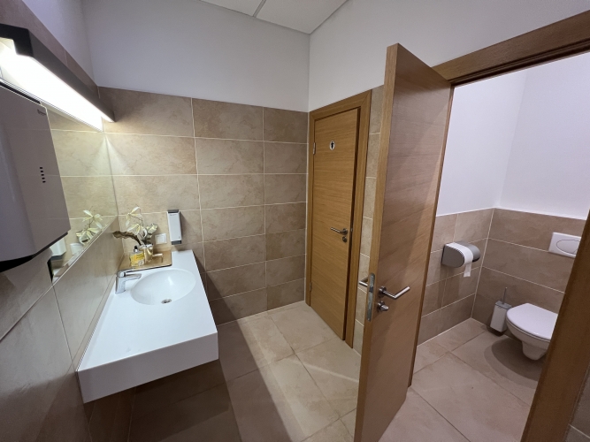 Объявление. Продаётся трехэтажное офисное здание в центре.  - Площадь здания - 1654 м2. - Возможность Цена: 2.2e+06 EUR Foto #7