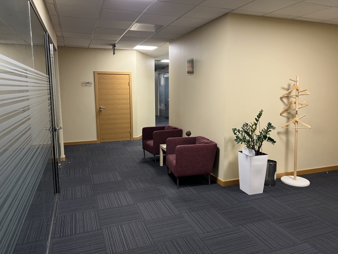 Объявление. Продаётся трехэтажное офисное здание в центре.  - Площадь здания - 1654 м2. - Возможность Цена: 2.2e+06 EUR Foto #8