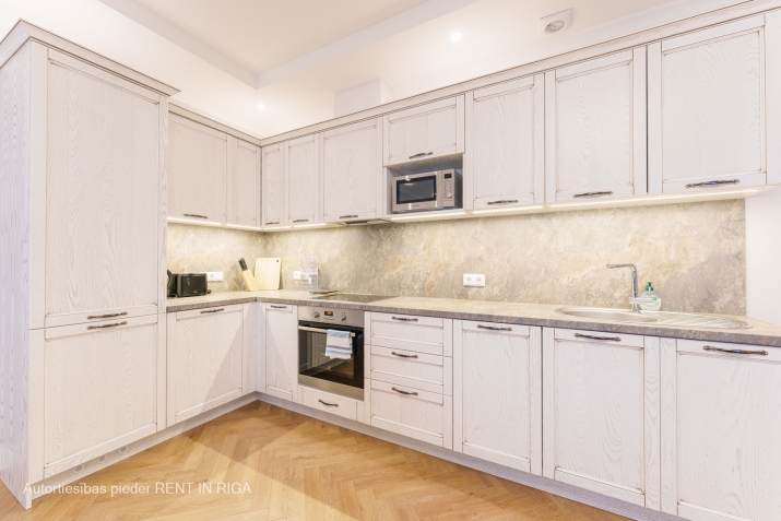 Sludinājumi. Piedāvājam ekskluzīvus, mēbelētus  3-istabu apartamentus Rīgas centrā, jaunā rekonstruētā projektā Cena: 229320 EUR Foto #6