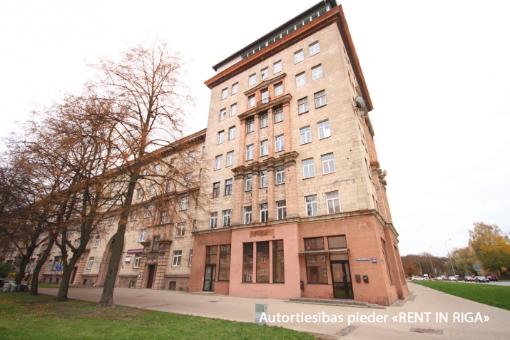 Sludinājumi. Telpas aktīvā vietā ar plašiem skatlogiem.  + Telpas piemērotas - filiālei, pārstāvniecībai, Cena: 249000 EUR Foto #1