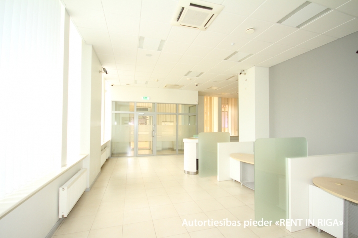 Sludinājumi. Telpas aktīvā vietā ar plašiem skatlogiem.  + Telpas piemērotas - filiālei, pārstāvniecībai, Cena: 249000 EUR Foto #3