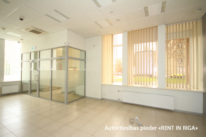 Sludinājumi. Telpas aktīvā vietā ar plašiem skatlogiem.  + Telpas piemērotas - filiālei, pārstāvniecībai, Cena: 249000 EUR Foto #4