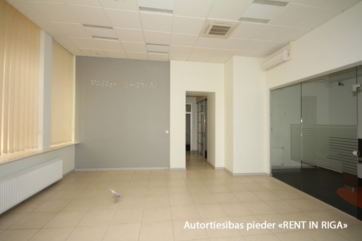 Sludinājumi. Telpas aktīvā vietā ar plašiem skatlogiem.  + Telpas piemērotas - filiālei, pārstāvniecībai, Cena: 249000 EUR Foto #6