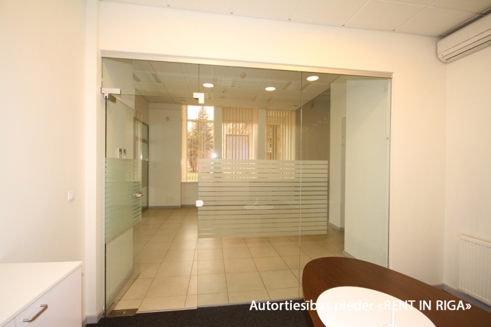 Sludinājumi. Telpas aktīvā vietā ar plašiem skatlogiem.  + Telpas piemērotas - filiālei, pārstāvniecībai, Cena: 249000 EUR Foto #7