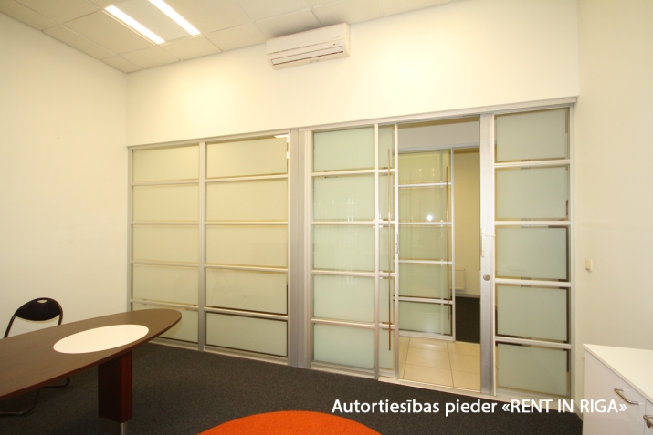 Sludinājumi. Telpas aktīvā vietā ar plašiem skatlogiem.  + Telpas piemērotas - filiālei, pārstāvniecībai, Cena: 249000 EUR Foto #8