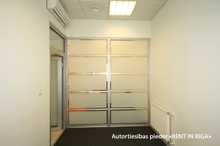 Sludinājumi. Telpas aktīvā vietā ar plašiem skatlogiem.  + Telpas piemērotas - filiālei, pārstāvniecībai, Cena: 249000 EUR Foto #9