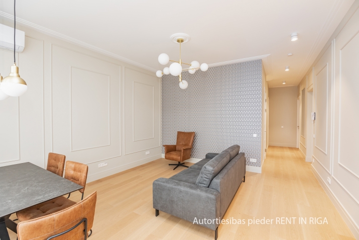 Объявление. Квартира пентхаусного типа с террасой в тихом центре. Квартира с изысканным дизайном интерьера, Цена: 2200 EUR/мес. Foto #2