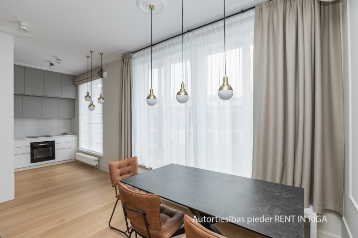 Объявление. Квартира пентхаусного типа с террасой в тихом центре. Квартира с изысканным дизайном интерьера, Цена: 2200 EUR/мес. Foto #8