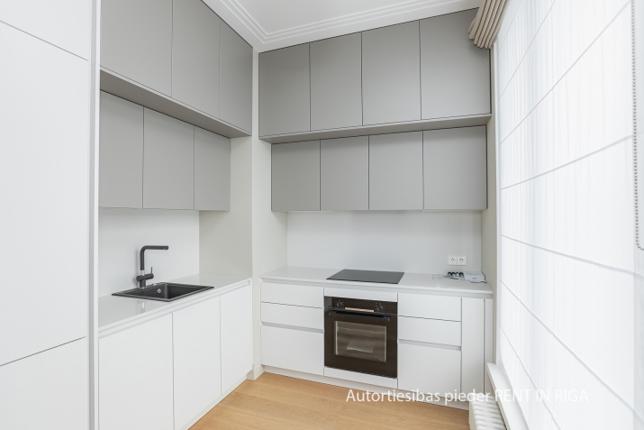 Объявление. Квартира пентхаусного типа с террасой в тихом центре. Квартира с изысканным дизайном интерьера, Цена: 2200 EUR/мес. Foto #4