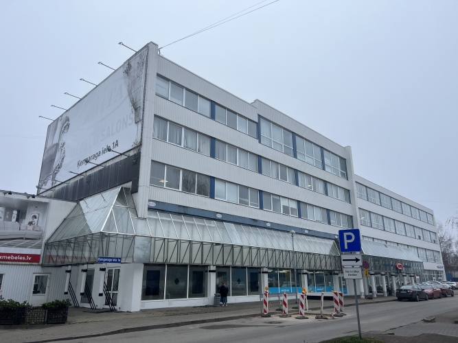 Объявление. Piedāvājumā telpas Ķengaragā.  + 1. stāvs. + Lieli skatlogi. + Nomniekam iespēja izbūvēt savu ieeju Цена: 5600 EUR/мес. Foto #1