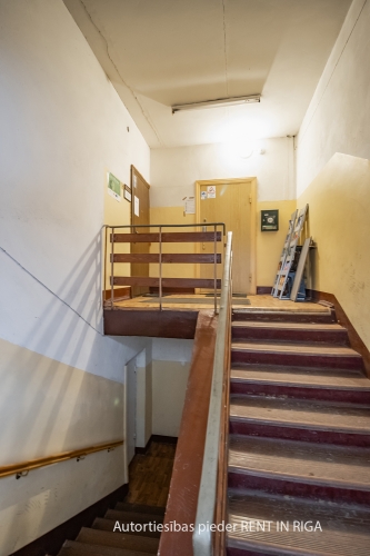 Объявление. Biroja telpas Centrā.  + 1. stāvs (cokolstāvs). + Platība sastāv no ieejas vestibila, divām atvērtā Цена: 248270 EUR Foto #2