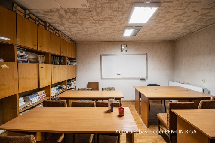 Объявление. Biroja telpas Centrā.  + 1. stāvs (cokolstāvs). + Platība sastāv no ieejas vestibila, divām atvērtā Цена: 248270 EUR Foto #3