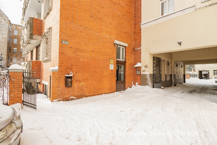 Объявление. Biroja telpas Centrā.  + 1. stāvs (cokolstāvs). + Platība sastāv no ieejas vestibila, divām atvērtā Цена: 248270 EUR Foto #5