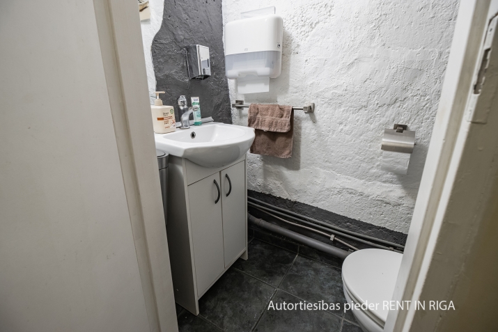 Объявление. Biroja telpas Centrā.  + 1. stāvs (cokolstāvs). + Platība sastāv no ieejas vestibila, divām atvērtā Цена: 248270 EUR Foto #7