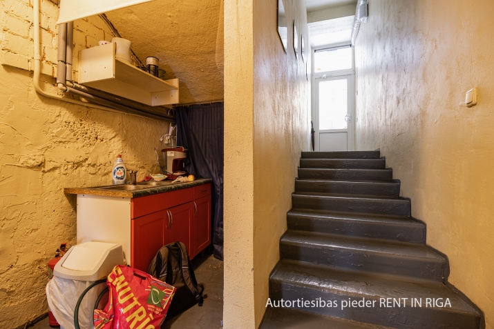 Объявление. Biroja telpas Centrā.  + 1. stāvs (cokolstāvs). + Platība sastāv no ieejas vestibila, divām atvērtā Цена: 248270 EUR Foto #9