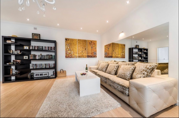 Sludinājumi. Tiek pārdots 2-istabu  dzīvoklis ar atsevišķu virtuvi Upiša Pasāžā. Dzīvoklis aprīkots ar autonomu Cena: 215000 EUR Foto #1