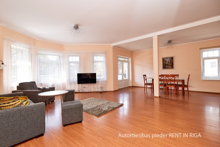 Sludinājumi. Tiek pārdots 5-istabu(!) dzīvoklis jaunā projektā Bulduros, 5 min gājienā no jūras. Mājā izvietoti Cena: 250000 EUR Foto #1