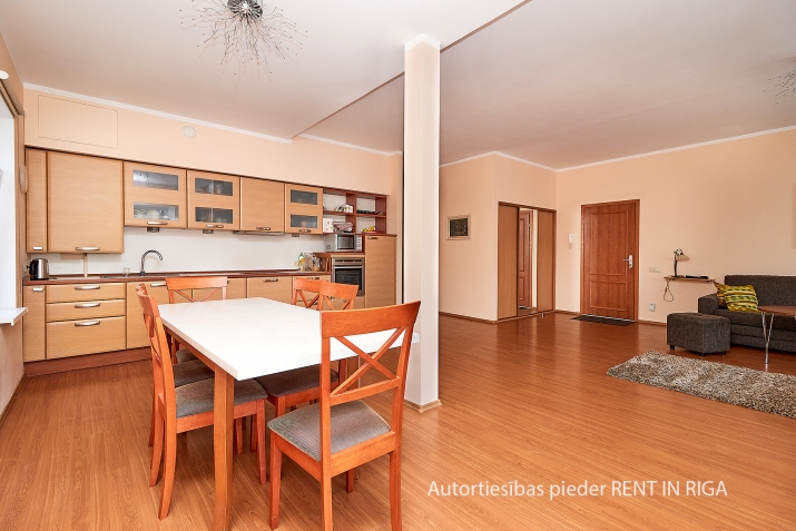 Sludinājumi. Tiek pārdots 5-istabu(!) dzīvoklis jaunā projektā Bulduros, 5 min gājienā no jūras. Mājā izvietoti Cena: 250000 EUR Foto #4