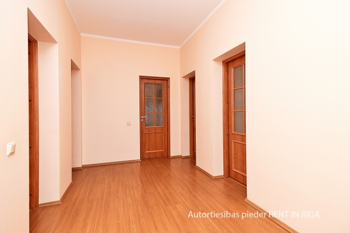 Sludinājumi. Tiek pārdots 5-istabu(!) dzīvoklis jaunā projektā Bulduros, 5 min gājienā no jūras. Mājā izvietoti Cena: 250000 EUR Foto #9