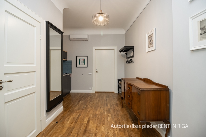 Sludinājumi. Tiek izīrēti gaumīgi iekārtoti apartamenti Vecrīgā. Piedāvājums ir spēkā laikā periodā 01.09.2025 - Cena: 850 EUR/mēn Foto #4