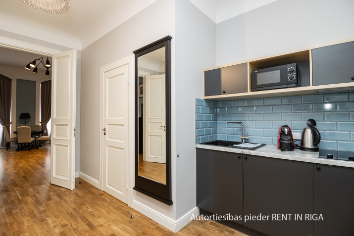 Sludinājumi. Tiek izīrēti gaumīgi iekārtoti apartamenti Vecrīgā. Piedāvājums ir spēkā laikā periodā 01.09.2025 - Cena: 850 EUR/mēn Foto #5