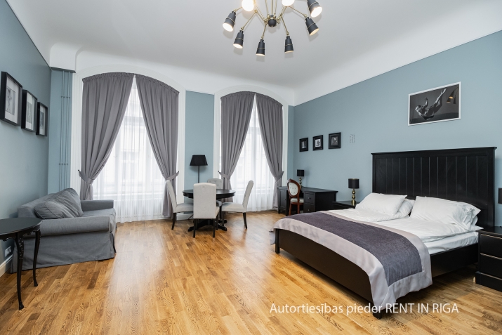 Sludinājumi. Tiek izīrēti gaumīgi iekārtoti apartamenti Vecrīgā. Piedāvājums ir spēkā laikā periodā 01.09.2025 - Cena: 850 EUR/mēn Foto #3