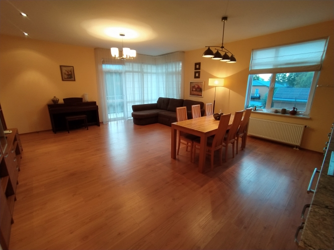 Sludinājumi. Tiek piedavāts dzīvoklis ar kopējo platību 93 m2, dzīvojamo platību 84 m2 un 9 m2 - lodžiju. Māja Cena: 600 EUR/mēn Foto #4