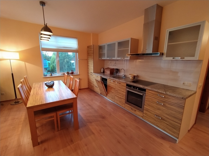 Sludinājumi. Tiek piedavāts dzīvoklis ar kopējo platību 93 m2, dzīvojamo platību 84 m2 un 9 m2 - lodžiju. Māja Cena: 600 EUR/mēn Foto #7