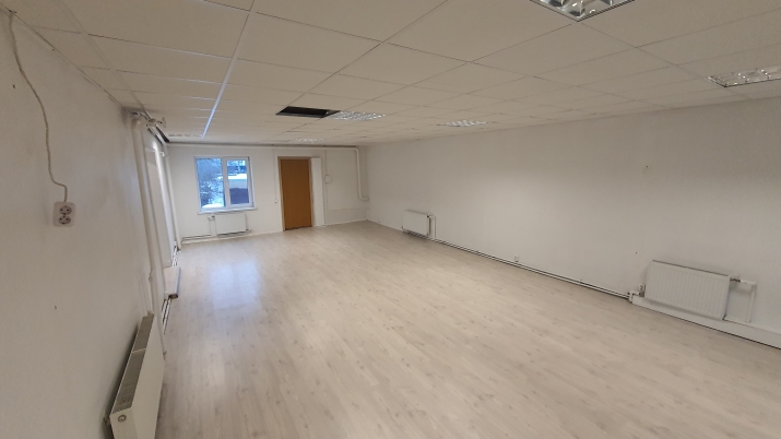 Sludinājumi. Biroja telpas pie TC Riga Plaza.  + 2 telpas; + grīdas segums linolejs. + vidējās izmaksas apkures Cena: 400 EUR/mēn Foto #1
