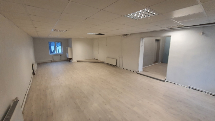 Sludinājumi. Biroja telpas pie TC Riga Plaza.  + 2 telpas; + grīdas segums linolejs. + vidējās izmaksas apkures Cena: 400 EUR/mēn Foto #2
