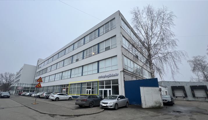 Sludinājumi. Piedāvājumā telpas Ķengaragā.  + 1. stāvs. + Lieli skatlogi. + Nomniekam iespēja izbūvēt savu ieeju Cena: 3000 EUR/mēn Foto #1