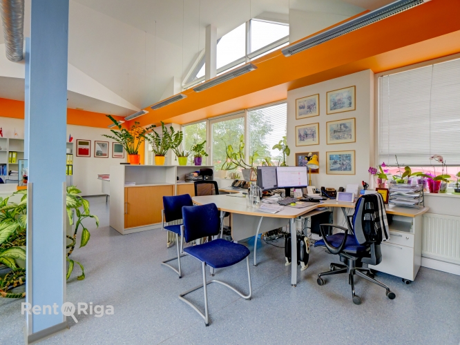 Sludinājumi. Birojs pie \'Dominas\'.  Ēka atrodas 2 kvartālu attālumā no tirdzniecibas centra \'Domina\'.  Gaišas, Cena: 884 EUR/mēn Foto #2