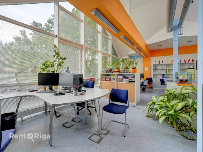 Sludinājumi. Birojs pie \'Dominas\'.  Ēka atrodas 2 kvartālu attālumā no tirdzniecibas centra \'Domina\'.  Gaišas, Cena: 884 EUR/mēn Foto #1