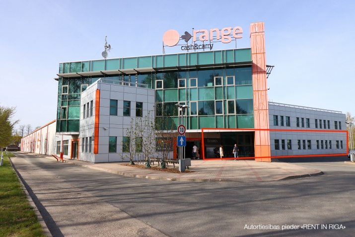 Sludinājumi. Kvalitatīvas stock office tipa telpas K. Ulmaņa gatves malā.  Telpās fasādes pusē veikals/birojs. Cena: 975 EUR/mēn Foto #1