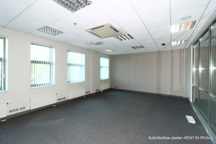 Sludinājumi. Kvalitatīvas stock office tipa telpas K. Ulmaņa gatves malā.  Telpās fasādes pusē veikals/birojs. Cena: 975 EUR/mēn Foto #2