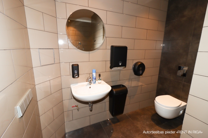 Sludinājumi. Kvalitatīvas stock office tipa telpas K. Ulmaņa gatves malā.  Telpās fasādes pusē veikals/birojs. Cena: 975 EUR/mēn Foto #5