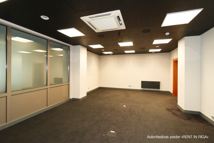 Sludinājumi. Kvalitatīvas stock office tipa telpas K. Ulmaņa gatves malā.  Telpās fasādes pusē veikals/birojs. Cena: 975 EUR/mēn Foto #6