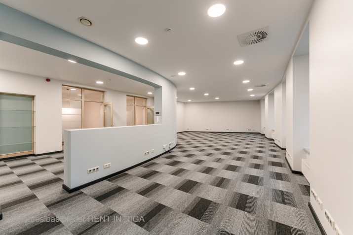Sludinājumi. Plašs un mūsdienīgs birojs sakoptā namīpašumā (biroju ēkā) Vecrīgā.   Tas atrodas Audēju ielā 8, Cena: 1484 EUR/mēn Foto #7