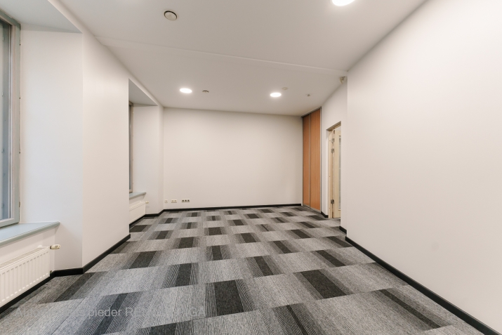 Sludinājumi. Plašs un mūsdienīgs birojs sakoptā namīpašumā (biroju ēkā) Vecrīgā.   Tas atrodas Audēju ielā 8, Cena: 1484 EUR/mēn Foto #8