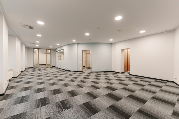 Sludinājumi. Plašs un mūsdienīgs birojs sakoptā namīpašumā (biroju ēkā) Vecrīgā.   Tas atrodas Audēju ielā 8, Cena: 1484 EUR/mēn Foto #4