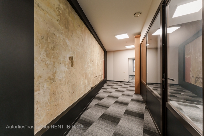 Sludinājumi. Plašs un mūsdienīgs birojs sakoptā namīpašumā (biroju ēkā) Vecrīgā.   Tas atrodas Audēju ielā 8, Cena: 1484 EUR/mēn Foto #1