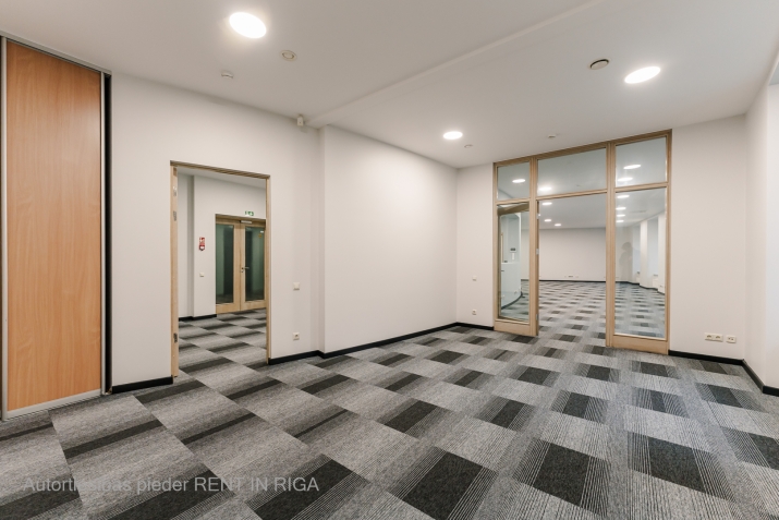 Sludinājumi. Plašs un mūsdienīgs birojs sakoptā namīpašumā (biroju ēkā) Vecrīgā.   Tas atrodas Audēju ielā 8, Cena: 1484 EUR/mēn Foto #9