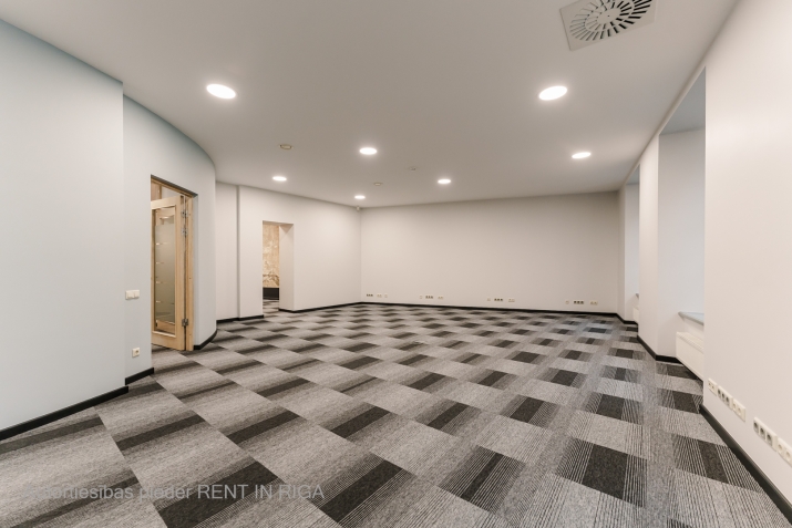 Sludinājumi. Plašs un mūsdienīgs birojs sakoptā namīpašumā (biroju ēkā) Vecrīgā.   Tas atrodas Audēju ielā 8, Cena: 1484 EUR/mēn Foto #6